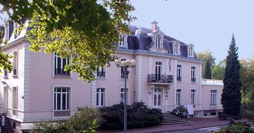 7. Đại học Paris Sud (Pháp) Trường Đại học Paris-Sud 11 được thành lập vào năm 1970. Tiền thân của trường là khoa Khoa học của Đại học Paris 1 (Sorbonne). Trường được tách ra từ ý tưởng của hai nhà Vật lý học Fédéric và Irène Juliot-curie. Đến nay, Đại học Paris-Sud 11 đã phát triển thành một trường đại học đa ngành và được ví như “Thung lũng Silicon” tại Pháp nhờ chất lượng đội ngũ giảng viên, nghiên cứu viên hùng mạnh và cơ sở vật chất đạt chuẩn quốc tế. 5 đơn vị đào tạo và nghiên cứu (UFR, thường được gọi là Khoa), 3 Viện Đại học Công nghệ (IUT), 1 Học viện đào tạo Kỹ sư (IFIPS) ở Orsay.